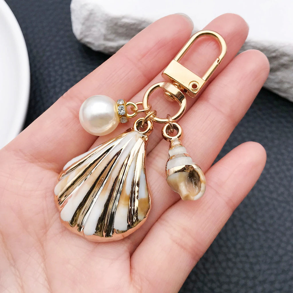 Natural Seashell Keychain Pendant – Golden Beach Style Conch Shell Craft Accessory & Car Keyring.