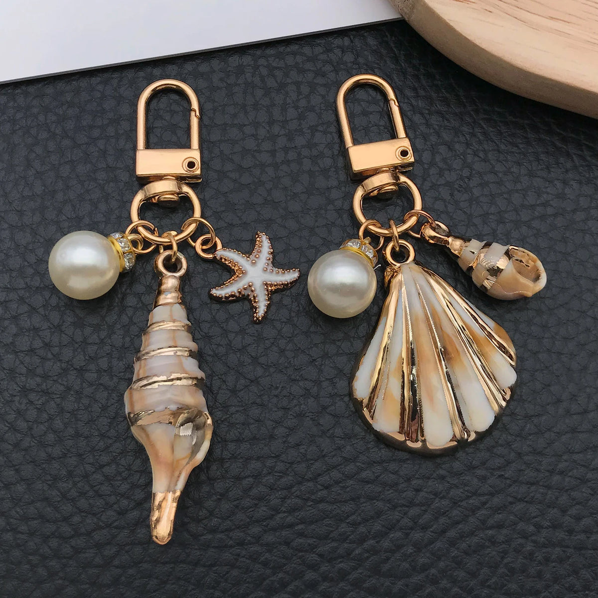 Natural Seashell Keychain Pendant – Golden Beach Style Conch Shell Craft Accessory & Car Keyring.
