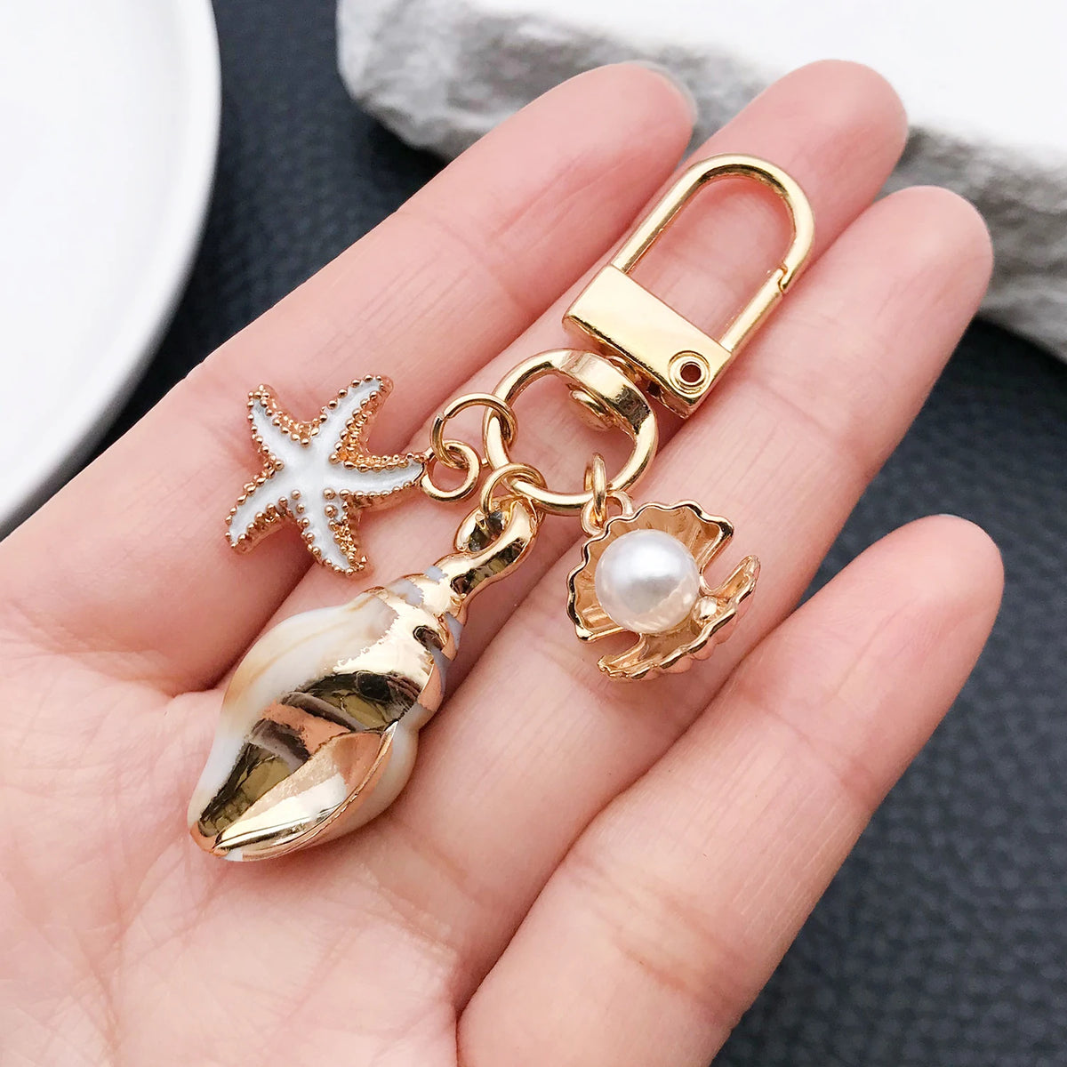 Natural Seashell Keychain Pendant – Golden Beach Style Conch Shell Craft Accessory & Car Keyring.