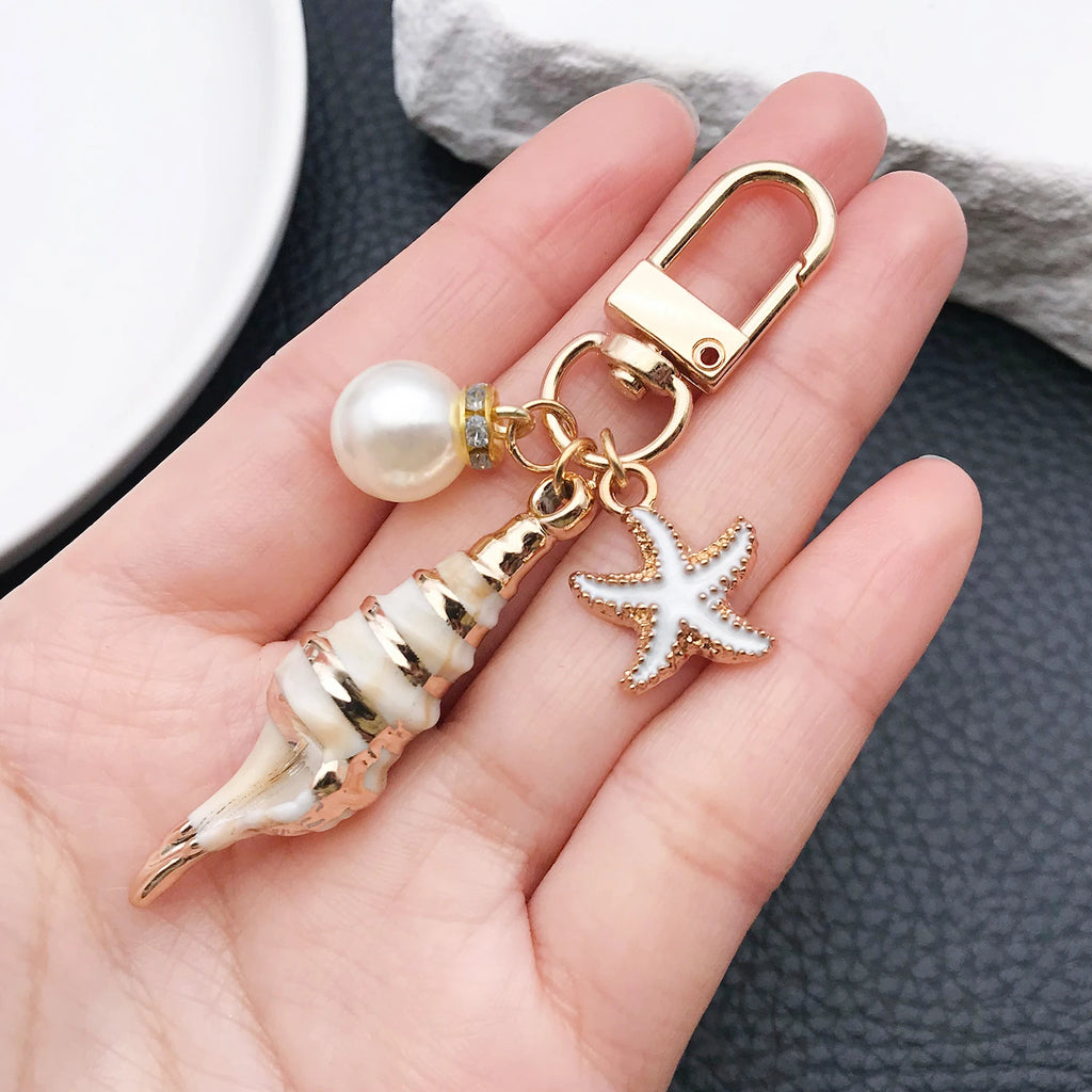 Natural Seashell Keychain Pendant – Golden Beach Style Conch Shell Craft Accessory & Car Keyring.