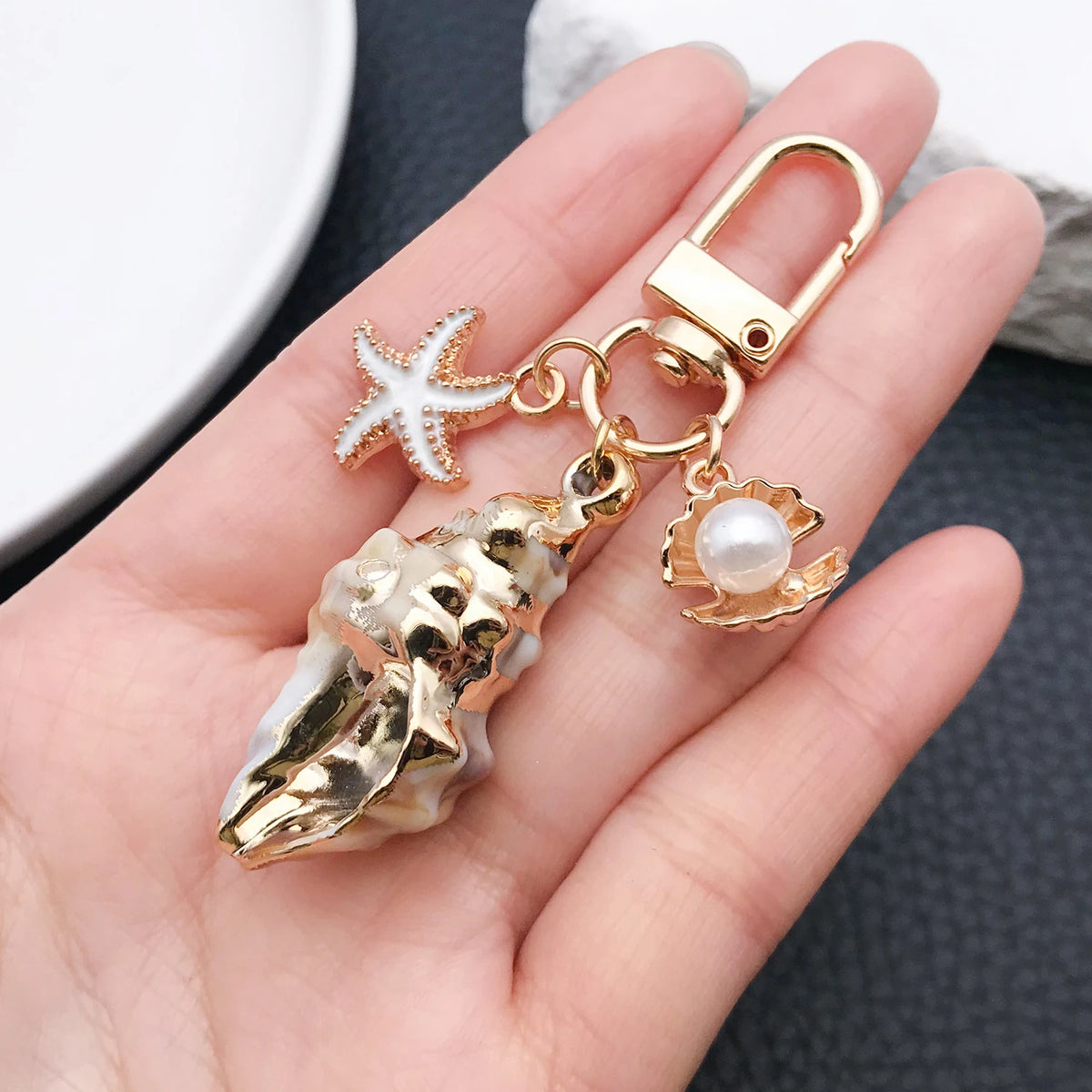 Natural Seashell Keychain Pendant – Golden Beach Style Conch Shell Craft Accessory & Car Keyring.